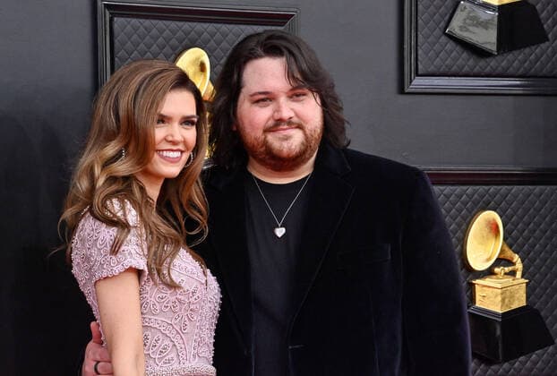 Andraia Allsop and Wolfgang Van Halen arrive for the 64th annual Grammy Awards at the MGM Grand Garden Arena in Las Vegas, Nevada on Sunday, April 3, 2022.  LAV20220403307 JIMxRUYMEN