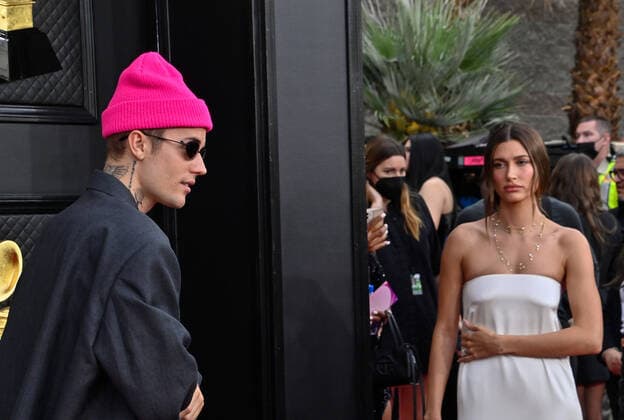 Justin Bieber and Hailey Bieber arrive for the 64th annual Grammy Awards at the MGM Grand Garden Arena in Las Vegas, Nevada on Sunday, April 3, 2022.  LAV20220403428 JIMxRUYMEN