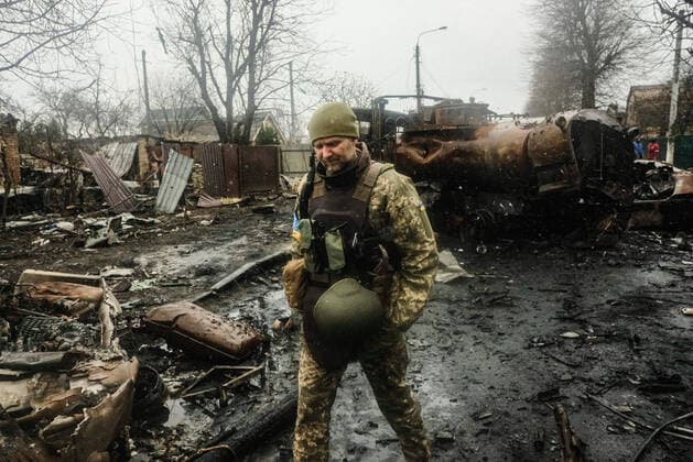 April 3, 2022, Kyiv, Ukraine: Ukrainian soldiers inspecting the wreckage of a destroyed Russian armored column on a road in Bucha, a suburb just north of the Capital, Kyiv. As Russian troops withdraw from areas north of Ukraine s capital city of Kyiv Ukrainian officials call the heavy civilian casualties found dead in the city of Bucha a deliberate war crime, sparking International condemnation. Kyiv Ukraine - ZUMAs197 20220403_zaa_s197_199 Copyright: xMatthewxHatcherx