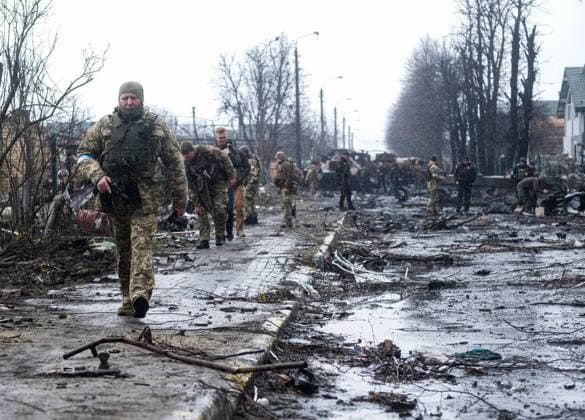 Ukraine-Krieg, Jahrestag der Invasion, Chronologie der Ereignisse, Archivbilder News Bilder des Tages April 3, 2022, Kyiv, Ukraine: Ukrainian soldiers inspect the wreckage of a destroyed Russian armored column on a road in Bucha, a suburb just north of the Capital, Kyiv. As Russian troops withdraw from areas north of Ukraine s capital city of Kyiv Ukrainian officials call the heavy civilian casualties found dead in the city of Bucha a deliberate war crime, sparking International condemnation. Kyiv Ukraine - ZUMAs197 20220403_zaa_s197_205 Copyright: xMatthewxHatcherx