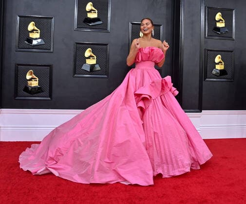 Entertainment Bilder des Tages Chrissy Teigen arrives for the 64th annual Grammy Awards at the MGM Grand Garden Arena in Las Vegas, Nevada on Sunday, April 3, 2022.  LAV20220403529 JIMxRUYMEN