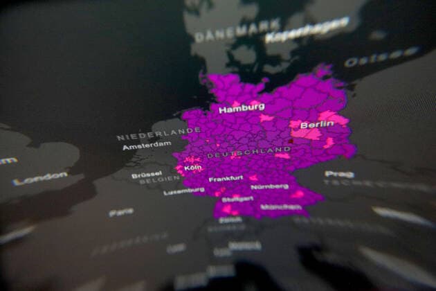 Dashboard des RKI, die 7-Tage-Inzidenz liegt nun bei 1424,6 7-Tage-Inzidenz, Dashboard des RKI auf einem Monitor am 04.04.2022 in Siegen Deutschland.