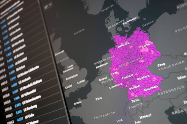 Dashboard des RKI, die 7-Tage-Inzidenz liegt nun bei 1424,6 7-Tage-Inzidenz, Dashboard des RKI auf einem Monitor am 04.04.2022 in Siegen Deutschland.