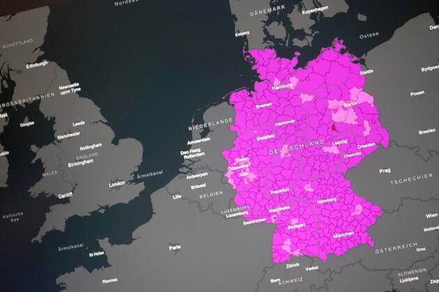 Dashboard des RKI, die 7-Tage-Inzidenz liegt nun bei 1424,6 7-Tage-Inzidenz, Dashboard des RKI auf einem Monitor am 04.04.2022 in Siegen Deutschland.