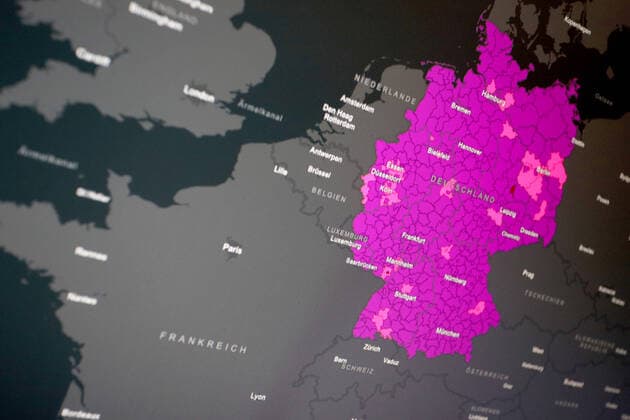 Dashboard des RKI, die 7-Tage-Inzidenz liegt nun bei 1424,6 7-Tage-Inzidenz, Dashboard des RKI auf einem Monitor am 04.04.2022 in Siegen Deutschland.