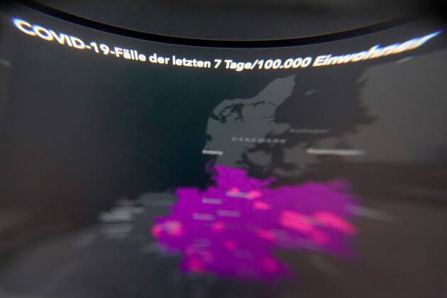 Dashboard des RKI, die 7-Tage-Inzidenz liegt nun bei 1424,6 7-Tage-Inzidenz, Dashboard des RKI auf einem Monitor am 04.04.2022 in Siegen Deutschland.