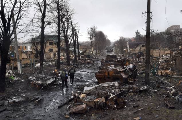 Ukraine-Krieg, Jahrestag der Invasion, Chronologie der Ereignisse, Archivbilder News Themen der Woche KW13 News Bilder des Tages April 3, 2022, Kyiv, Ukraine: Wreckage of war .and bodies lie in the streets of Irpin and Bucha, recently liberated from invading Russian troops in the suburbs of Kyiv, Ukraine on April 3, 2022. Kyiv Ukraine - ZUMAg208 20220403_zap_g208_043 Copyright: xCarolxGuzyx