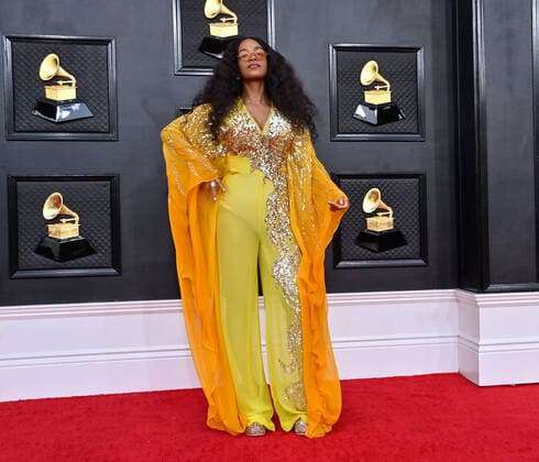 H.E.R. arrives for the 64th annual Grammy Awards at the MGM Grand Garden Arena in Las Vegas, Nevada on Sunday, April 3, 2022.  LAV20220403764 JIMxRUYMEN