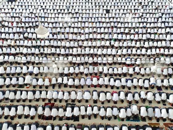 Bilder des Jahres 2022, News 04 April News Themen der Woche KW14 News Bilder des Tages April 3, 2022: MEDAN, INDONESIA - APRIL 03, 2022 : The students of the Ar-Raudhatul Hasanah Islamic boarding school form a circle during a mass tadarus during Ramadan month in Medan, North Sumatra, Indonesia on April 03, 2022. The activity, which was attended by thousands of students at the Islamic boarding school, is a routine activity carried out during Ramadan. - ZUMAys1_ 20220403_zaf_ys1_007 Copyright: xAhmadxRidwanxNasution SijorixImax
