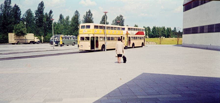Ausflug GER, 20210304, Aufnahme ca. 1966, Ausflug mit einem Reisebus, Frau mit Ihrem Hund an der Bushaltestelle *** Excursion GER, 20210304, photo ca 1966, excursion with a coach, woman with her dog at the bus stop