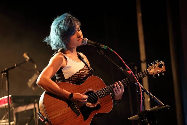 Charly Klauser bei einem Konzert als Support für Leslie Clio im Columbia Theater in Berlin, 3. April 2022. Charly Klauser Konzert Berlin