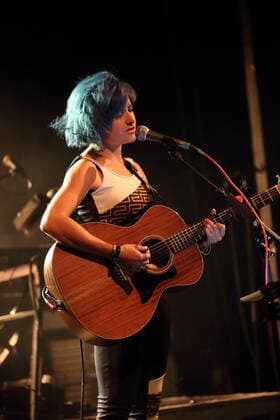 Charly Klauser bei einem Konzert als Support für Leslie Clio im Columbia Theater in Berlin, 3. April 2022. Charly Klauser Konzert Berlin