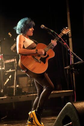 Charly Klauser bei einem Konzert als Support für Leslie Clio im Columbia Theater in Berlin, 3. April 2022. Charly Klauser Konzert Berlin