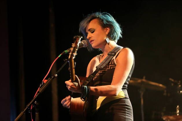Charly Klauser bei einem Konzert als Support für Leslie Clio im Columbia Theater in Berlin, 3. April 2022. Charly Klauser Konzert Berlin