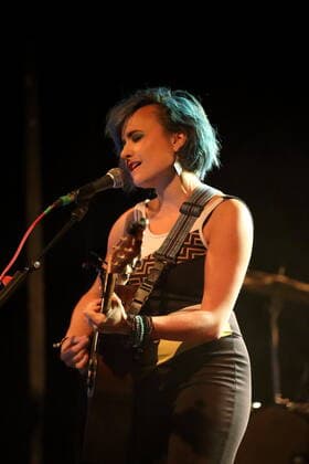 Charly Klauser bei einem Konzert als Support für Leslie Clio im Columbia Theater in Berlin, 3. April 2022. Charly Klauser Konzert Berlin