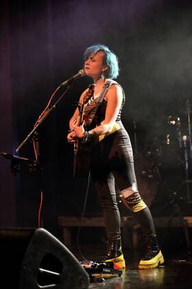 Charly Klauser bei einem Konzert als Support für Leslie Clio im Columbia Theater in Berlin, 3. April 2022. Charly Klauser Konzert Berlin