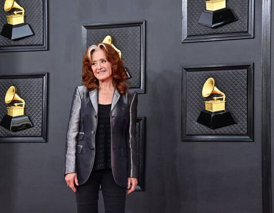 Bonnie Raitt arrives for the 64th annual Grammy Awards at the MGM Grand Garden Arena in Las Vegas, Nevada on Sunday, April 3, 2022.  LAV20220403838 JIMxRUYMEN