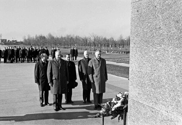 Edward Gierek Laying Wreath at Piskariovskoye Memorial Cemetery 631425 04.04.1971 First Secretary of the Polish United Workers Party laid a wreath at Piskariovskoye Memorial Cemetery. 24th CPSU Congress. S. Golubev Sputnik Leningrad Russia  Copyright: xS.xGolubevx