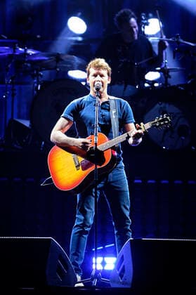 James Blunt live bei einem Konzert seiner The Stars Beneath My Feet -Tour in das ZAG Arena, Hannover, 03.04.2022