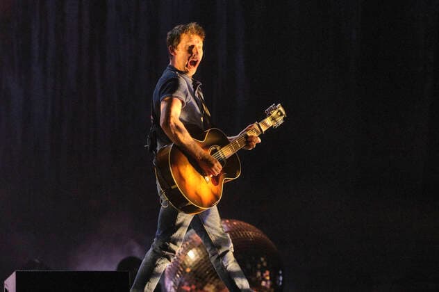James Blunt live bei einem Konzert seiner The Stars Beneath My Feet -Tour in das ZAG Arena, Hannover, 03.04.2022
