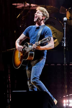 James Blunt live bei einem Konzert seiner The Stars Beneath My Feet -Tour in das ZAG Arena, Hannover, 03.04.2022