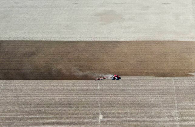 IMAGO Nature: Unsere Erde, Klimawandel, Baumwolle (220404) -- URUMQI, April 4, 2022 -- Aerial photo shows a tractor ploughing a cotton field in Shawan City, northwest China s Xinjiang Uygur Autonomous Region, April 2, 2022. Spring farming has started in northern Xinjiang. In 2022, local authorities will strive to achieve a mechanization level of 85.7 percent for all crops in Xinjiang. ) CHINA-XINJIANG-SPRING FARMING (CN) ZhaoxGe 