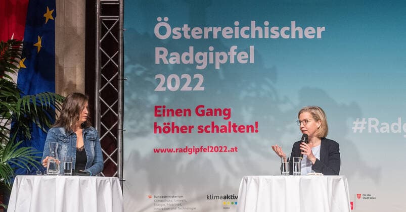 20220404 13. Radgipfel - Offensive von Bund - Laendern - Gemeinden zur Staerkung des Radverkehrs WIEN, OESTERREICH - 4. APRIL: Stadtraetin fuer Innovation, Stadtplanung und Mobilitaet Ulli Sima (SPOE) und Infrastrukturministerin Leonore Gewessler (Gruene) bei der Eroeffnung des 13. Radgipfels, einer Offensive von Bund, Laendern und Gemeinden zur Staerkung des Radverkehrs im Rathaus am 4. April 2022 in Wien, Oesterreich. 220404_SEPA_32_001 Copyright: xMartinxJuenx SEPAxMedia