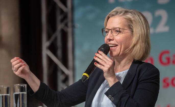 20220404 13. Radgipfel - Offensive von Bund - Laendern - Gemeinden zur Staerkung des Radverkehrs WIEN, OESTERREICH - 4. APRIL: Infrastrukturministerin Leonore Gewessler (Gruene) bei der Eroeffnung des 13. Radgipfels, einer Offensive von Bund, Laendern und Gemeinden zur Staerkung des Radverkehrs im Rathaus am 4. April 2022 in Wien, Oesterreich. 220404_SEPA_32_004 Copyright: xMartinxJuenx SEPAxMedia