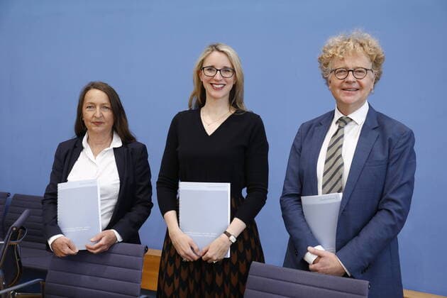 News Themen der Woche KW14 News Bilder des Tages Prof. Dr. Dr. Sigrid Graumann, Mitglied des Deutschen Ethikrates, Prof. Dr. Alena Buyx, Vorsitzende des Deutschen Ethikrates, Prof. Dr. Andreas Lob-Hüdepohl, Mitglied des Deutschen Ethikrates, Deutschland, Berlin, Bundespressekonferenz, Thema: Vulnerabilität und Resilienz in der Krise - Ethische Kriterien für Entscheidungen in einer Pandemie *** Prof Dr Dr Sigrid Graumann, Member of the German Ethics Council, Prof Dr Alena Buyx, Chair of the German Ethics Council, Prof Dr Andreas Lob Hüdepohl, Member of the German Ethics Council, Germany, Berlin, Federal Press Conference, Topic Vulnerability and Resilience in a Crisis Ethical Criteria for Decisions in a Pandemic