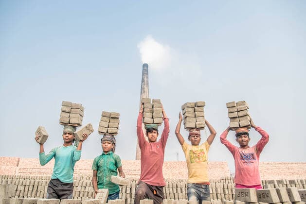 Bilder des Jahres 2022, News 04 April News Themen der Woche KW14 News Bilder des Tages April 4, 2022, Dhaka, Dhaka, Bangladesh: Brick-chipping is common in Bangladesh. Many children work as chippers in these brick fields in Amin Bazar in Dhaka. They are paid around 2 dollars for carrying a thousand bricks. These bricks are very heavy, around three kilograms. But each child has to carry six to 16 bricks at a time and take them to the brick depot. Child labour on Bangladesh is now a very common, with 4.7 million children aged 5 to 14 in the work force in these Brick factories. Out of the child labourers engaged in this work force, 83% are employed in rural areas and 17% are employed in urban areas. Dhaka Bangladesh - ZUMAr337 20220404_zip_r337_021 Copyright: xMustasinurxRahmanxAlvix