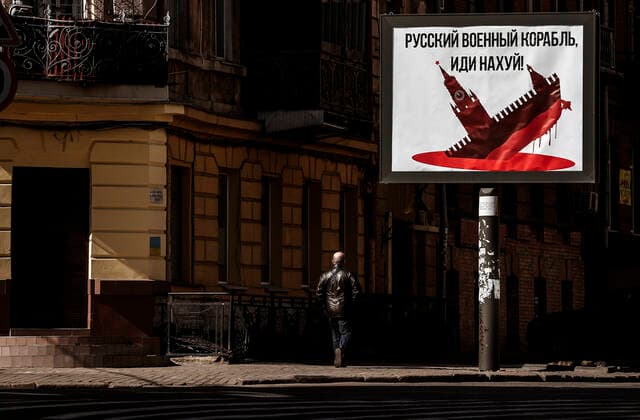 News Themen der Woche KW14 View of a banner that reads Russian militar ship: fuck off in a street of Odessa, Ukraine on 04 April 2022 during the Russian invassion to the country. Ukranian banners to rise the moral to the troops !ACHTUNG: NUR REDAKTIONELLE NUTZUNG!  Copyright: xManuelxBruquex GRAF3043 20220404-5c7fd3228d4019a77e4b3f61b838e497448b6ce2