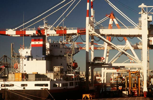 IMAGO Creative: Business, Inflation und Lieferketten Containership in dock , 10026508.jpg, Colour, Photography, nobody, outdoors, day, industry, transportation, structure, ship, docks, boat, harbour, mooring, freight, cargo, storage, container, box, crane, cargo ship,