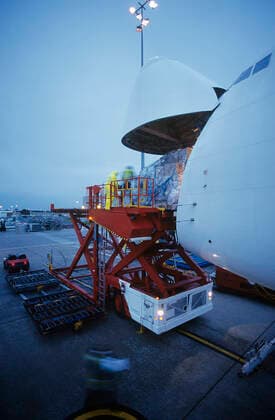IMAGO Creative: Business, Inflation und Lieferketten Freight loading onto Boeing 747 cargo aircraft Melbourne Australia , 10026704.jpg, Colour, Photography, nobody, outdoors, elevated view, motion blur, standing, working, uniform, 30-35 years, 35-40 years, mid-adult, mid-adult man, two people, cooperation, teamwork, service occupation, skilled worker, technology, engineering, dusk, illuminated, transportation, ground crew, airport, aircraft, airplane, vehicle, aviation, aeroplane, Melbourne, Australia, Boeing 747,