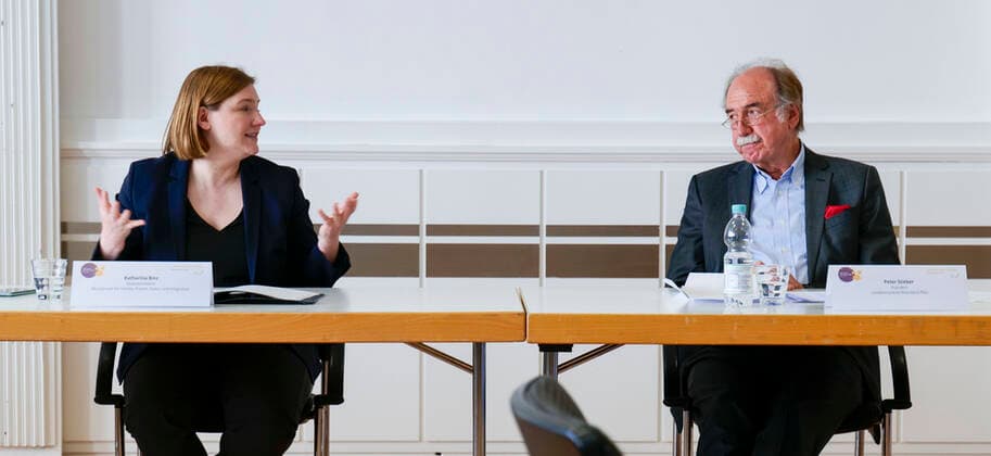 Pressekonferenz des Landesmusikrat Rheinland-Pfalz zum Instrument des Jahres 2022, Das Drumset als Instrument des Jahres 2022 vorgestellt. Kulturministerin Katharina Binz und Präsident des LMR Rheinland-Pfalz Peter Stieber 04.04.22