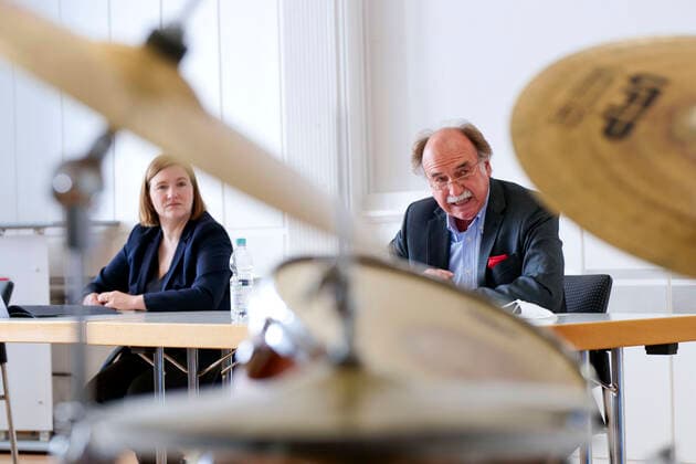 Pressekonferenz des Landesmusikrat Rheinland-Pfalz zum Instrument des Jahres 2022, Das Drumset als Instrument des Jahres 2022 vorgestellt. Kulturministerin Katharina Binz und Präsident des LMR Rheinland-Pfalz Peter Stieber 04.04.22