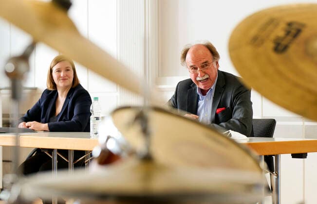 Pressekonferenz des Landesmusikrat Rheinland-Pfalz zum Instrument des Jahres 2022, Das Drumset als Instrument des Jahres 2022 vorgestellt. Kulturministerin Katharina Binz und Präsident des LMR Rheinland-Pfalz Peter Stieber 04.04.22