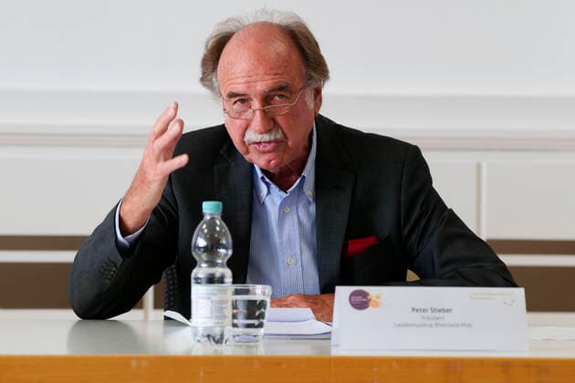 Pressekonferenz des Landesmusikrat Rheinland-Pfalz zum Instrument des Jahres 2022, Das Drumset als Instrument des Jahres 2022 vorgestellt. Präsident des LMR Rheinland-Pfalz Peter Stieber 04.04.22
