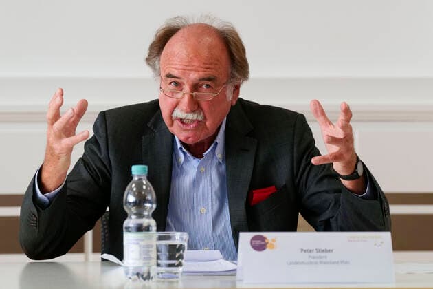 Pressekonferenz des Landesmusikrat Rheinland-Pfalz zum Instrument des Jahres 2022, Das Drumset als Instrument des Jahres 2022 vorgestellt. Präsident des LMR Rheinland-Pfalz Peter Stieber 04.04.22