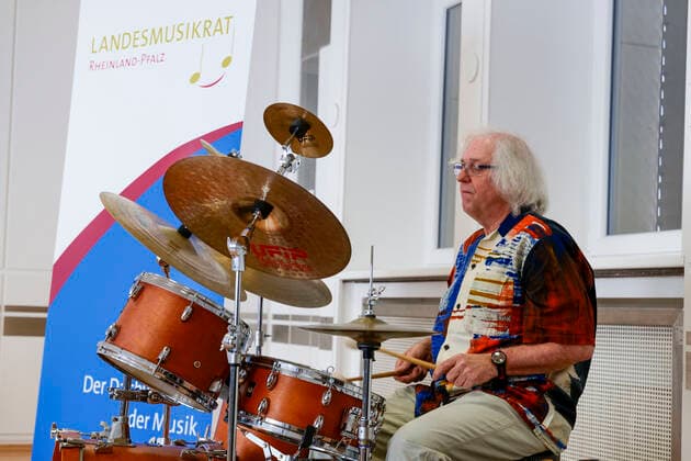 Pressekonferenz des Landesmusikrat Rheinland-Pfalz zum Instrument des Jahres 2022, Das Drumset als Instrument des Jahres 2022 vorgestellt. Schirmherr in Rheinland-Pfalz Jazzmusiker und Jazzpädagoge Prof. Michael Küttner 04.04.22