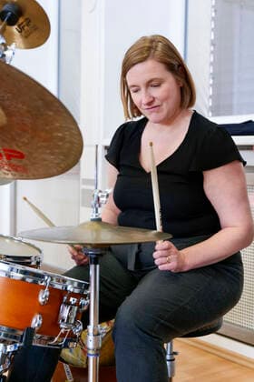 Pressekonferenz des Landesmusikrat Rheinland-Pfalz zum Instrument des Jahres 2022, Das Drumset als Instrument des Jahres 2022 vorgestellt. Kulturministerin Katharina Binz am Schlagzeug 04.04.22