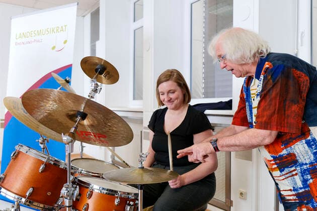 Pressekonferenz des Landesmusikrat Rheinland-Pfalz zum Instrument des Jahres 2022, Das Drumset als Instrument des Jahres 2022 vorgestellt. Kulturministerin Katharina Binz am Schlagzeug und der rheinland-pfälzische Schirmherr Prof. Michael Küttner 04.04.22