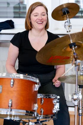 Pressekonferenz des Landesmusikrat Rheinland-Pfalz zum Instrument des Jahres 2022, Das Drumset als Instrument des Jahres 2022 vorgestellt. Kulturministerin Katharina Binz am Schlagzeug 04.04.22
