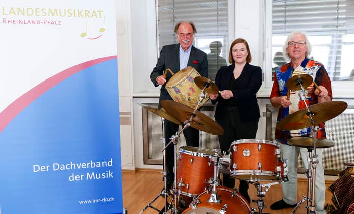 Pressekonferenz des Landesmusikrat Rheinland-Pfalz zum Instrument des Jahres 2022, Das Drumset als Instrument des Jahres 2022 vorgestellt. vl. Präsident des LMR Rheinland-Pfalz Peter Stieber, Kulturministerin Katharina Binz und Schirmherr Prof. Michael Küttner 04.04.22