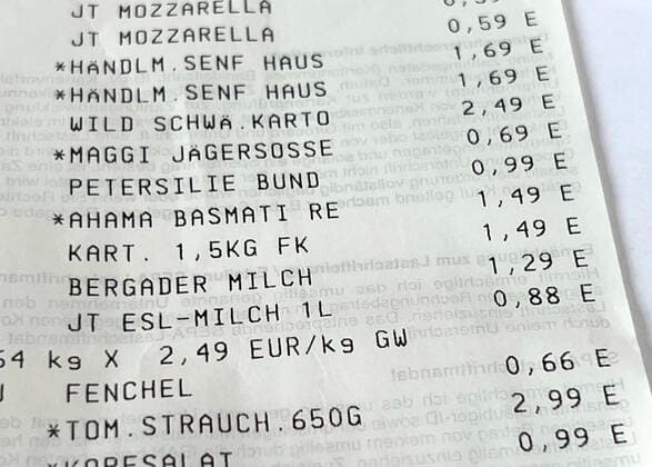 04.04.2022, Kassenzettel vom Supermarkt-Einkauf, Symbolbild, Durch Lieferengpässe und Rohstoffteuerung wird der Einkauf im Supermarkt teurer. 04.04.2022, Kassenzettel 04.04.2022, Kassenzettel *** 04 04 2022, receipt from supermarket shopping, symbol image, Due to supply shortages and commodity price increases, supermarket shopping becomes more expensive 04 04 2022, receipt 04 04 2022, receipt.