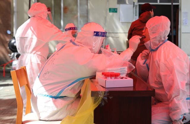 (220404) -- SHANGHAI, April 4, 2022 -- A medical worker from east China s Anhui Province takes a swab sample from a volunteer for nucleic acid test at a community in Minhang District of Shanghai, east China, April 4, 2022. Amid rising numbers of COVID-19 infections in its latest resurgence, Shanghai on Monday launched a citywide nucleic acid testing campaign covering the city s more than 24 million residents. ) CHINA-SHANGHAI-COVID-19-CITYWIDE TESTING (CN) FangxZhe 