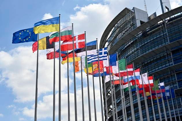News Bilder des Tages Außenansicht des Europäischen Parlaments in Straßburg. Aus Solidarität mit den Menschen in der Ukraine ist neben den EU-Mitgliedsflaggen die ukrainische Flagge aufgezogen. Straßburg, 04.04.2022 *** Exterior view of the European Parliament in Strasbourg In solidarity with the people of Ukraine, the Ukrainian flag is raised next to the EU member flags Strasbourg, 04 04 2022 Foto:xD.xAnoraganingrumx xFuturexImage