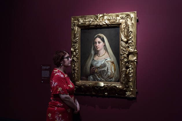 Entertainment Themen der Woche KW14 Entertainment Bilder des Tages Raphael Exhibition At The National Gallery In London LONDON, UNITED KINGDOM - APRIL 04, 2022: (EMBARGOED UNTIL 0001 BST ON WEDNESDAY 06 APRIL 2022) A gallery staff member looks at Portrait of a Woman ( La Donna Velata ) about 1513-14 by the supreme Italian High Renaissance artist Raphael (1483-1520) during a photo call for The Credit Suisse Exhibition: Raphael at the National Gallery on April 04, 2022 in London, England. The exhibition is one of the first-ever to explore all aspects of Raphael s career including famous paintings and drawings as well as architecture, poetry, sculpture, tapestry and prints. London Greater London United Kingdom  Copyright: xWIktorxSzymanowiczx originalFilename: szymanowicz-raphaele220404_npCOg.jpg