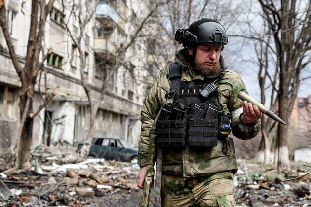 News Themen der Woche KW14 News Bilder des Tages Ukraine-Konflikt, EindrÃ¼cke aus Mariupol MARIUPOL, UKRAINE â€“ APRIL 4, 2022: A serviceman of the Akhmat special rapid response unit is seen in a street. The Russian Armed Forces are carrying out a special military operation in Ukraine. Sergei Bobylev TASS  TS12B1D3