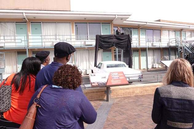 Bilder des Jahres 2022, News 04 April News Themen der Woche KW14 News Bilder des Tages USA, Gedenken am 54. Todestag von Martin Luther King im Lorraine Motel in Tennessee April 4, 2022, Memphis, Tennessee, USA: People gather outside the Lorraine Motel, which is now the National Civil Rights Museum, in Memphis, Tennessee on Monday, April 4, 2022. This is the site where Martin Luther King, Jr. was assassinated in 1968. King was remembered on the 54th anniversary of his death. Memphis USA - ZUMAf103 20220404_zaf_f103_006 Copyright: xKarenxFochtx