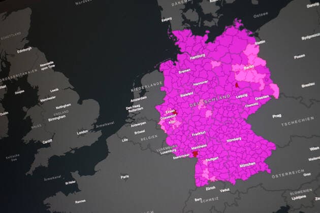 Dashboard des RKI, die 7-Tage-Inzidenz liegt nun bei 1394,0 7-Tage-Inzidenz, Dashboard des RKI auf einem Monitor am 05.04.2022 in Siegen Deutschland.